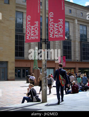 Glasgow, Ecosse, Royaume-Uni. 12 juillet. En été, les retours et les gens profiter du soleil dans les rues que l'Écosse enfin certaines des captures de roussissement UK Crédit : météo Gérard ferry/Alamy Live News Banque D'Images