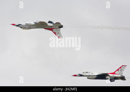 Raf Fairford, Gloucestershire, Royaume-Uni. 12 juillet 2017 Arrivée des avions. pour le week-end célébration de l'Assemblée riat air show. l'US air force est fortement représentée pour célébrer leur 70e anniversaire. à cette occasion, les Thunderbirds de l'usaf faire une apparition après 10 ans. crédit : Uwe deffner/Alamy live news Banque D'Images