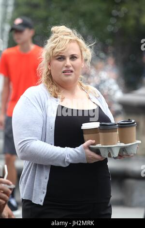 New York, USA. 12 juillet, 2017. New York, NY, USA. 12 juillet, 2017. Rebel Wilson sur l'ensemble de 'n'est ce pas romantique' à Washington Square Park le 12 juillet 2017 à New York. Crédit : Diego Corredor Punch/media/Alamy Live News Crédit : MediaPunch Inc/Alamy Live News Banque D'Images