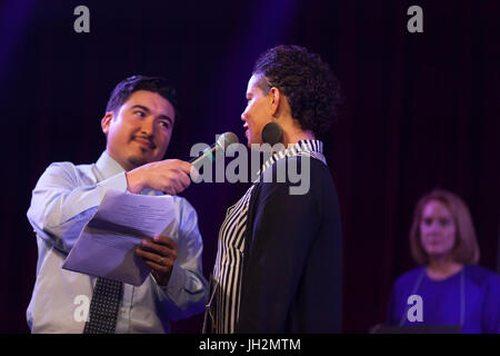 Seattle, Washington, USA. 11 juillet, 2017. Avocat et éducateur Nikkita Oliver au survivant Candidat 2017 'A Seattle Space Odyssey'. À l'événement politique semi-régulier tenue à Neumos en première colline, Seattle's mayoral hopefuls répondre aux questions stratégiques et de mettre en valeur leurs talents. Le public décide qui reste et qui traverse une série d'éliminatoires. Des vingt-et-un candidats pour le maire d'exécution officiellement cette année, sept ont participé au forum/talent show dont Bob Hasegawa, Jenny Durkan, Nikkita. OliverGinn Crédit : Paul Christian Gordon/Alamy Live News Banque D'Images