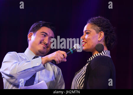 Seattle, Washington, USA. 11 juillet, 2017. Avocat et éducateur Nikkita Oliver au survivant Candidat 2017 'A Seattle Space Odyssey'. À l'événement politique semi-régulier tenue à Neumos en première colline, Seattle's mayoral hopefuls répondre aux questions stratégiques et de mettre en valeur leurs talents. Le public décide qui reste et qui traverse une série d'éliminatoires. Des vingt-et-un candidats pour le maire d'exécution officiellement cette année, sept ont participé au forum/talent show dont Bob Hasegawa, Jenny Durkan, Nikkita. OliverGinn Crédit : Paul Christian Gordon/Alamy Live News Banque D'Images