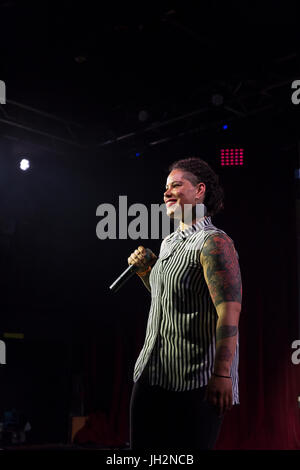 Seattle, Washington, USA. 11 juillet, 2017. Avocat et éducateur Nikkita Oliver joue pour l'auditoire du survivant candidats 2017 'A Seattle Space Odyssey'. À l'événement politique semi-régulier tenue à Neumos en première colline, Seattle's mayoral hopefuls répondre aux questions stratégiques et de mettre en valeur leurs talents. Le public décide qui reste et qui traverse une série d'éliminatoires. Des vingt-et-un candidats pour le maire d'exécution officiellement cette année, sept ont participé au forum/talent show dont Bob Hasegawa, Jenny Durkan, Nikkita Oliver Crédit : Paul Christian Gordon/Alamy Live News Banque D'Images