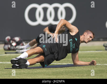 Westwood, Californie, USA. 12 juillet, 2017. Les joueurs du Real Madrid arrivent pour le premier jour de la pratique à l'UCLA Campus aujourd'hui mercredi 12, 2017 à Westwood, Californie .ARMANDO ARORIZO. Credit : Armando Arorizo/Prensa Internacional/ZUMA/Alamy Fil Live News Banque D'Images