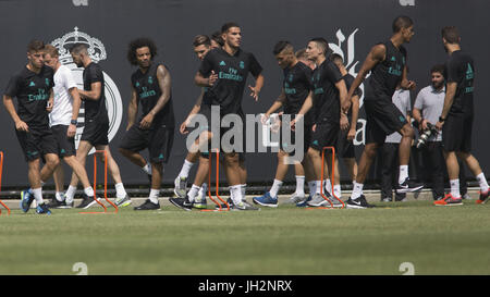 Westwood, Californie, USA. 12 juillet, 2017. Les joueurs du Real Madrid arrivent pour le premier jour de la pratique à l'UCLA Campus aujourd'hui mercredi 12, 2017 à Westwood, Californie .ARMANDO ARORIZO. Credit : Armando Arorizo/Prensa Internacional/ZUMA/Alamy Fil Live News Banque D'Images