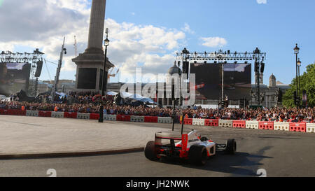 Londres, Royaume-Uni. 12 juillet, 2017. Voiture de course de Formule 1 sont sur l'affichage pour la parade des pilotes F1 circuit dans Trafalgar Square et de Whitehall Crédit : amer ghazzal/Alamy Live News Banque D'Images