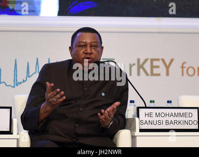 Istanbul, Turquie. 12 juillet, 2017. Mohammed Barkindo, secrétaire général de l'Organisation des pays exportateurs de pétrole (OPEP), prononce une allocution lors d'une session de la 22e Congrès mondial du pétrole à Istanbul, Turquie, le 12 juillet 2017. Mohammed Barkindo, secrétaire général de l'Organisation des pays exportateurs de pétrole (OPEP), a déclaré mercredi qu'il est optimiste quant à la baisse des stocks de pétrole à la suite d'accroître les prix au deuxième semestre de cette année. Crédit : Il Canling/Xinhua/Alamy Live News Banque D'Images