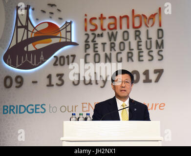 Istanbul, Turquie. 12 juillet, 2017. Le Forum International de l'énergie (IEF) Secrétaire général Bien Xiansheng prononce une allocution lors d'une session de la 22e Congrès mondial du pétrole à Istanbul, Turquie, le 12 juillet 2017. Mohammed Barkindo, secrétaire général de l'Organisation des pays exportateurs de pétrole (OPEP), a déclaré mercredi qu'il est optimiste quant à la baisse des stocks de pétrole à la suite d'accroître les prix au deuxième semestre de cette année. Crédit : Il Canling/Xinhua/Alamy Live News Banque D'Images