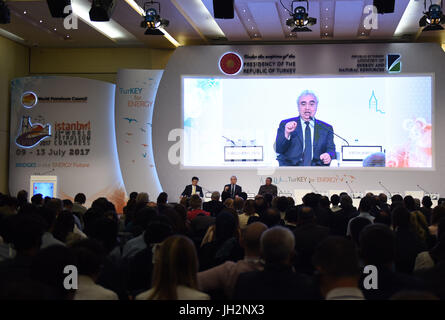 Istanbul. 12 juillet, 2017. Photo prise le 12 juillet 2017 montre une session de la 22e Congrès mondial du pétrole à Istanbul, Turquie. Mohammed Barkindo, secrétaire général de l'Organisation des pays exportateurs de pétrole (OPEP), a déclaré mercredi qu'il est optimiste quant à la baisse des stocks de pétrole à la suite d'accroître les prix au deuxième semestre de cette année. Crédit : Il Canling/Xinhua/Alamy Live News Banque D'Images