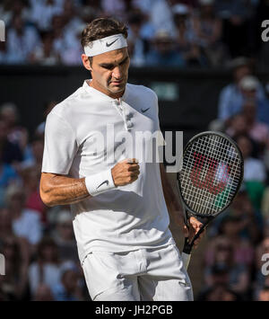 Wimbledon, Londres, Royaume-Uni. 12 juillet, 2017. Le Wimbledon Tennis Championships 2017 tenue à l'All England Lawn Tennis et croquet Club, Londres, Angleterre, Royaume-Uni. Le simple messieurs - Quart de finale Roger Federer (SUI) [3] v Milos Raonic (CAN) [6] sur le Court central. Credit : Duncan Grove/Alamy Live News Banque D'Images