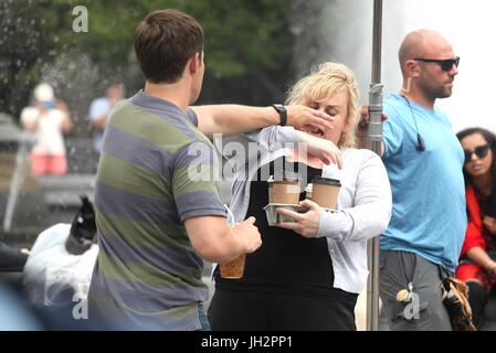 New York, USA. 12 juillet, 2017. New York, NY, USA. 12 juillet, 2017. Rebel Wilson et Adam DeVine sur l'ensemble de 'n'est ce pas romantique' à Washington Square Park le 12 juillet 2017 à New York. Crédit : Diego Corredor Punch/media/Alamy Live News Crédit : MediaPunch Inc/Alamy Live News Banque D'Images