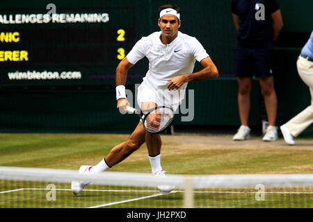 Londres, Royaume-Uni. 12 juillet, 2017. Wimbledon Tennis : Londres, 12 juillet, 2017 - Roger Federer durant son quart de finale victoire sur Milos Raonic à Wimbledon mercredi. Crédit : Adam Stoltman/Alamy Live News Banque D'Images