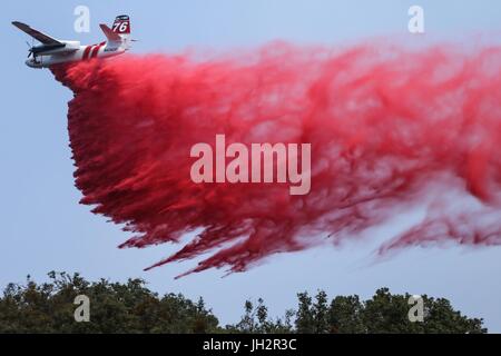 Goleta, Californie, USA. 12 juillet, 2017. Un CAL Fire aircraft expose au feu sur le feu Sylva à Santa Barbara County est de Goleta, Californie. L'incendie a atteint 48 pour cent comme le confinement du 12 juillet. Crédit : Joel Angel Juarez/ZUMA/Alamy Fil Live News Banque D'Images