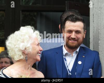 Galway, Irlande, 2017-07-11, avant l'ouverture de la Galway Film Fleadh, l'actrice Fionnula Flanagan parle au programmateur de festival Gar O'Brien. Credit : Reinhard Doberstein/filmkritik.biz/Alamy Live News Banque D'Images