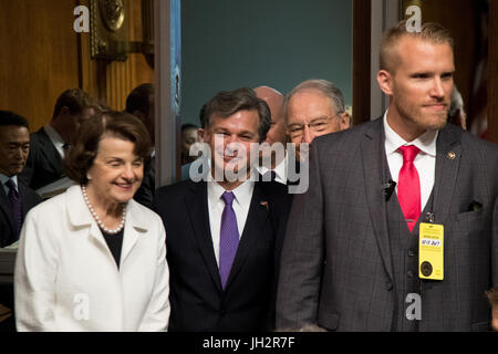 Washington, USA. 12 juillet, 2017. Christopher A. Wray (C) arrive pour l'audience du Comité judiciaire du Sénat sur sa candidature pour devenir le nouveau Directeur du Federal Bureau of Investigation (FBI) à Washington, DC, États-Unis, le 12 juillet 2017. Credit : Ting Shen/Xinhua/Alamy Live News Banque D'Images