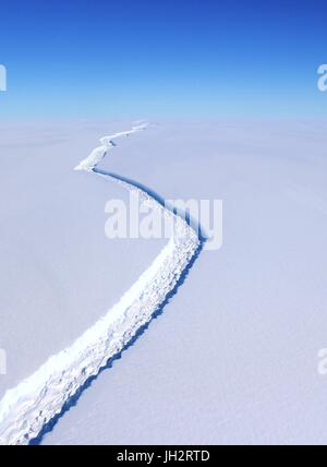 Dossier : l'Antarctique. 10 Nov, 2016. Vue aérienne de la plate-forme de glace Larsen C prises le 10 novembre 2016 dans l'Antarctique. Larsen C'est cassé le 12 juillet 2017 Création d'un iceberg géant deux fois la taille du Luxembourg et modification de la forme de la péninsule Antarctique en tant qu'elle fixe à la dérive dans la mer de Weddell. À 5 800 km2 le nouvel iceberg est à moitié aussi grand que le dossier-holding l'iceberg B-15 qui s'est distanciée de la plate-forme de Ross dans l'année 2000, mais il n'en demeure pas moins que l'on croit être parmi les dix plus grands icebergs jamais enregistré. Instantané de la fracture dans le Larsen C sur le 10 novembre 2016. Credit : Planetpix/Alamy Live News Banque D'Images