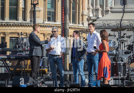 Londres, Royaume-Uni. 12 juillet 2017. Le directeur principal de l'équipe de Formule Un Ferrari Maurizio Arrivabene, Christian Horner de l'équipe Red Bull Racing, Mercedes Patron Toto Wolff, présentateur avec Jake Humphrey à la F1 Live Event à Londres Trafalgar Square du 12 juillet 2017. Andy Morton Crédit/Alamy Live News. Banque D'Images