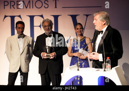 Enrique Ponce (L) Placido Domingo (C) Genoveva Casanova (2R) et ministre espagnol Inigo Mendez de Vigo (R) dans le 'T' accorde aux arts, sciences sociales et sport, amener par Telva magazine. Dans le palais des arts Reine Sofia de Valence. À Valence à 12 Juillet, 2017. Banque D'Images