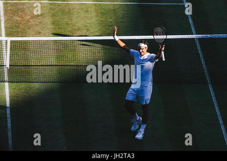 Londres, Royaume-Uni. 12 juillet, 2017. Roger Federer (SUI) Tennis : Roger Federer Suisse réagit aux fans après avoir remporté le masculin quart de finale du championnat de tennis sur gazon de Wimbledon contre Milos Raonic du Canada à l'All England Lawn Tennis et croquet Club à Londres, Angleterre . Credit : AFLO/Alamy Live News Banque D'Images