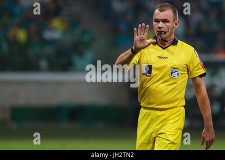 SÃO PAULO, SP - 12.07.2017 : PALMEIRAS X CORINTHIENS - Dans la photo l'arbitre Leandro Pedro Vuaden pendant le match entre Palmeiras et Corinthiens tenue à Allianz Parque dans la zone ouest de São Paulo (SP). La comparaison n'est valable que pour la 13ème manche du Brasileirão 2017. (Photo : Jales Valquer Fotoarena /) Banque D'Images