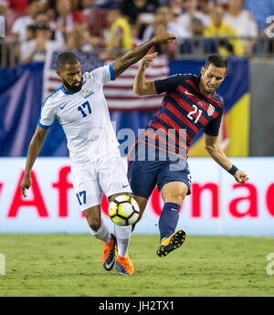 Tampa, Floride, USA. 12 juillet, 2017. Martinique l'avant K © vin de l'estomac (17) et United States defender Matt Hedges (21) lutte pour la balle au 1er semestre dans un match du groupe B au cours de la Gold Cup 2017 match entre les États-Unis et l'équipe nationale Équipe Nationale Martinique chez Raymond James Stadium, Tampa, Florida, USA. Del Mecum/CSM Crédit : Cal Sport Media/Alamy Live News Banque D'Images