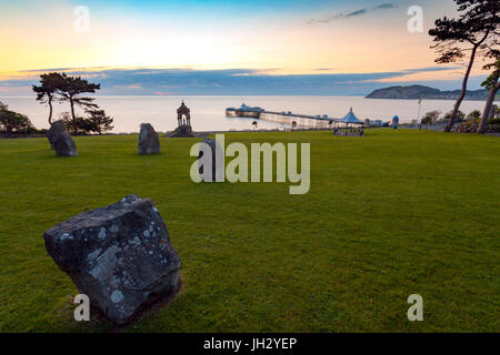 Jetée de Llandudno et jardins au lever du soleil en été à la célèbre station balnéaire de Llandudno dans le Nord du Pays de Galles, Royaume-Uni Banque D'Images