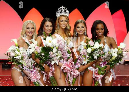 Las Vegas, NV, USA. 12 juillet, 2017. Rachel Swartz, Miss Hooters de Chantilly, VA (3e Runner-Up), Aparthôtel Hyde Park Executive Apartments Hall, Miss Hooters de Fort Lauderdale, FL (1er Runner-Up), Chelsea Morgensen - Miss International 2017 Hooters, Amanda Olson, Miss Hooters de Riverside, CA (2e Runner-Up), Jorra Stewart, Miss Hooters de Daytona Beach, FL (4e Runner-Up) présents pour 2017 Maillot International Hooters Pageant Aperçu, Palms Casino Resort, Las Vegas, NV le 12 juillet 2017. Credit : JA/Everett Collection/Alamy Live News Banque D'Images