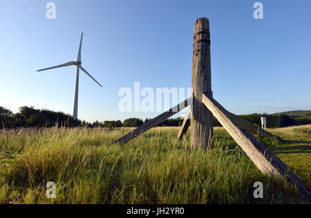 Vestiges d'un ancien moulin près de post une nouvelle éolienne à Glyndebourne , East Sussex Banque D'Images