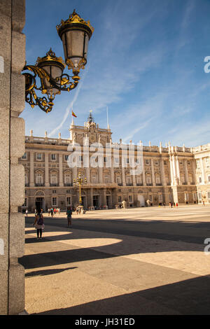 Les visiteurs et les touristes dans le parc du Palais Royal / Palacio Real Madrid Espagne visiter et profiter de la lumière du soir Banque D'Images