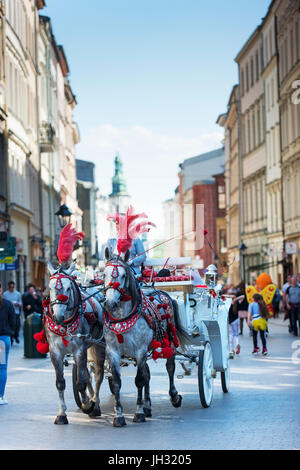 La calèche transportant des touristes autour de la vieille ville de Cracovie. Banque D'Images