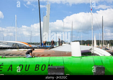 La relance de 31m maxi trimaran Sodebo Ultim', skipper Thomas Coville (FRA) qui a brisé le record du tour du monde en solo, completi Banque D'Images