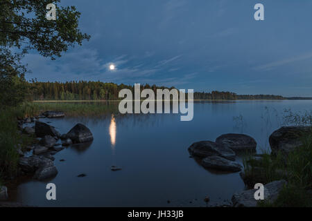 Paysage naturel avec des roches et la rivière illuminée par la lune Banque D'Images