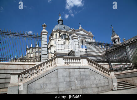 Étapes suivantes jusqu'à la cathédrale de la Almudena à Madrid Espagne , avec un ciel bleu au-dessus Banque D'Images