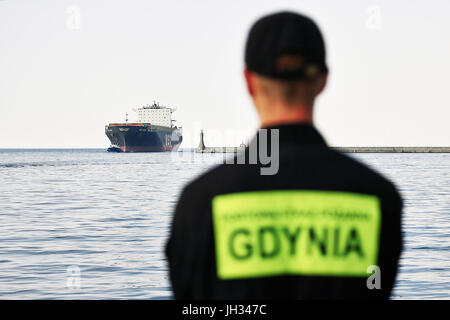 Porte-conteneurs MSC ASYA entre dans le port de Gdynia. Banque D'Images