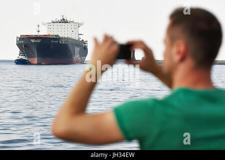 Porte-conteneurs MSC ASYA entre dans le port de Gdynia. Banque D'Images