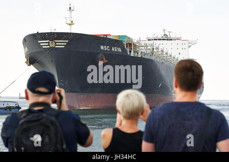 Porte-conteneurs MSC ASYA entre dans le port de Gdynia. Banque D'Images