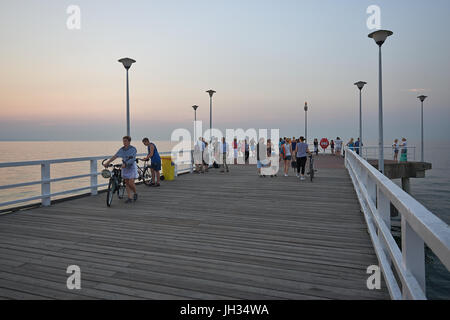 Coucher du soleil vu de la jetée à Gdansk Brzezno. Banque D'Images