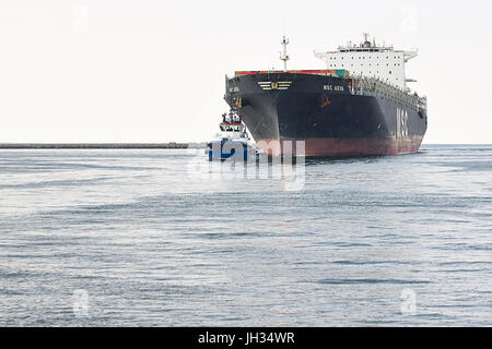 Porte-conteneurs MSC ASYA entre dans le port de Gdynia. Banque D'Images