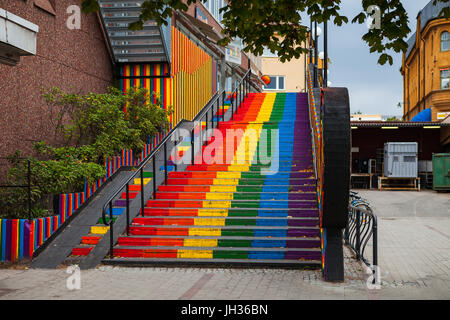 Escaliers, peint en arc-en-ciel. Gay-friendly 6 couleurs en option. Falun, Suède. Banque D'Images