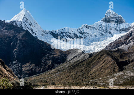 Nevado Pirámide et Pirámide dans la Cordillère Blanca de l'ouest de l'Andes au Pérou, Amérique du Sud. Banque D'Images