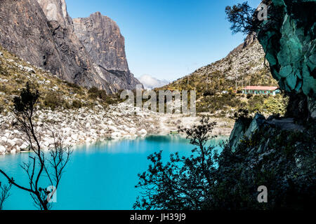 Retour sur le refuge ou refuge à Laguna Paron dans la Cordillera Blanca de l'ouest de l'Andes au Pérou, Amérique du Sud. Banque D'Images