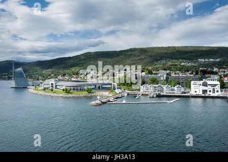 Vue sur la mer de Molde, Norvège. La ville est située sur la rive nord du Romsdalsfjord et est surnommée "la Ville des Roses". Banque D'Images