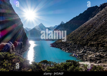 À plus de Laguna Paron vers Nevado Pirámide et Pirámide de la Cordillera Blanca dans l'ouest de l'Andes au Pérou, Amérique du Sud. Banque D'Images