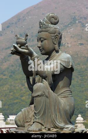 Statues de Bouddha au monastère Po Lin situé sur le plateau de Ngong Ping sur l'île de Lantau, Hong Kong, Chine Banque D'Images