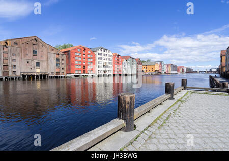 Vieux entrepôts flanquant le river Nidelva à Trondheim, Norvège Banque D'Images