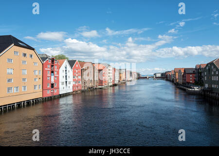 Vieux entrepôts flanquant le river Nidelva à Trondheim, Norvège Banque D'Images