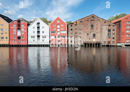 Vieux entrepôts flanquant le river Nidelva à Trondheim, Norvège Banque D'Images