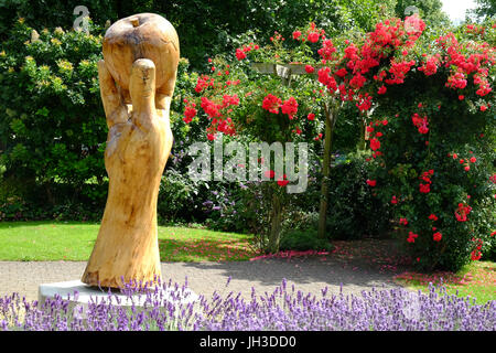 Sculpture en bois de la main de sir Isaac Newton et la pomme au Wyndham Park, Grantham, Lincolnshire, Angleterre, RU Banque D'Images