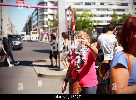 Une femme prend des photos touristiques avec son téléphone portable à Checkpoint Charlie dans le centre de Berlin le 02 juin 2017. Cette image fait partie d'une série de photos sur le tourisme à Berlin. Photo : Wolfram Steinberg/dpa | conditions dans le monde entier Banque D'Images
