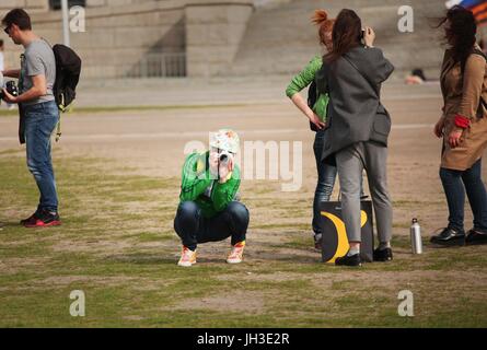 Une jeune femme les touristes est situé sur une ruelle en face du Reichstag au centre de Berlin le 31 mars 2017 et prend des photos. Cette image fait partie d'une série de photos sur le tourisme à Berlin. Photo : Wolfram Steinberg/dpa | conditions dans le monde entier Banque D'Images