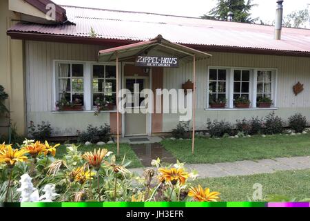 L 'Zippel-Haus» in Villa Baviera - anciennement la salle de réunion de l'infâme Colonia Dignidad - c'est maintenant un restaurant. Aujourd'hui Villa Baviera tente de générer des revenus en faisant la promotion du tourisme. (Photo prise 2015-11-12) | conditions dans le monde entier Banque D'Images